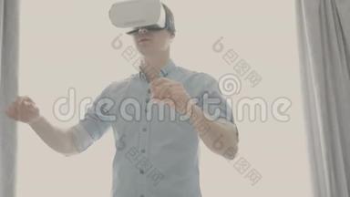 戴着虚拟现实面具的人环顾四周。
